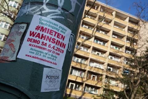 MIETEN WAHNSINN - GER, Germany, Deutschland, Berlin, 30.03.2019 - Wohnen in Berlin - Anschlag an einem Mast in Berlin-Mitte mit der Aufschrift: Gemeinsam gegen Verdrängung und - MIETEN WAHNSINN - DEMO SA 6.4.2019 - ALEXANDERPLATZ 12 UHR - Aktionswoche in Berlin vom 27.3. bis 6.4. - wwwmietenwahnsinninfo Immer mehr Menschen zieht es in die Hauptstadt, was eine eklatante Verknappung des vorhandenen Wohnraums verursacht. Große Teile der Berliner Bevölkerung sind von ständigen Mieterhöhungen betroffen und können sich die Mieten in der Stadt nur noch kaum oder gar nicht mehr leisten. Einkommensschwache Bevölkerungsschichten werden immer öfter aus dem Innenstadtbereich vertrieben und finden, wenn sie Glück haben, nur in den Randbezirken eine Bleibe. Es zeichnet sich ab, dass die Innenstadtbereiche in Zukunft nur noch den besser ve