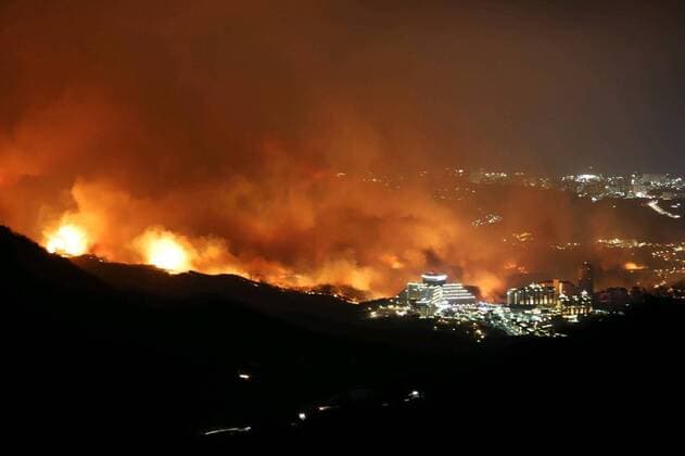 (190405) -- SEOUL, April 5, 2019 (Xinhua) -- Photo taken on April 4, 2019 shows the massive blaze in Goseong of Gangwon province of northeastern South Korea. An unprecedented fire engulfed the mountainous region along the northeastern coast of South Korea, killing one people and injuring dozens of others. As of 4 p.m. local time Friday (0700 GMT), one was confirmed dead, with 34 others wounded. Over 500 hectares of land were gutted by the blaze, while about 300 houses and buildings were devastated. (Xinhua NEWSIS Korean Forest Service) SOUTH KOREA-GANGWON-BLAZE 