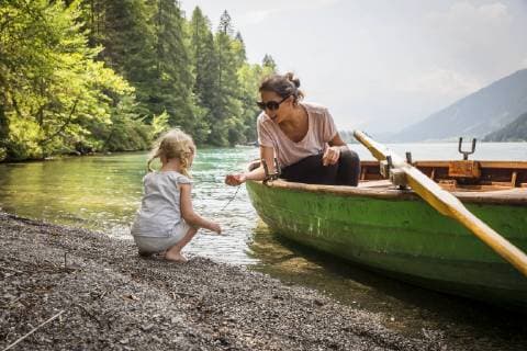 Austria, Carinthia, Weissensee, mother in rowing boat with daughter at the lakeside model released Symbolfoto  AIF00566