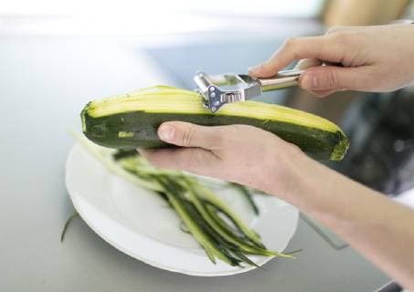 Symbolbild zum Thema kohlenhydratarme Ernaehrung. Zubereitung von Zucchini Spaghetti, Zoodles, Bonn, 27.03.2019. Bonn Deutschland *** Symbol picture on the subject of low-carbohydrate nutrition Preparation of courgettes Spaghetti Zoodles Bonn 27 03 2019 Bonn Germany Copyright: xUtexGrabowskyx xphotothek.netx