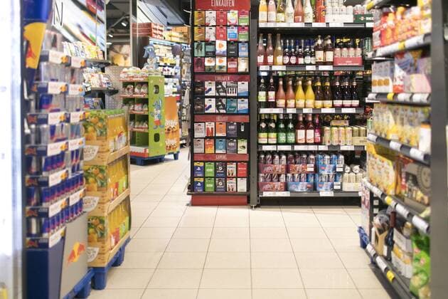 Getraenkeabteilung in einem Supermarkt, Bonn, 27.03.2019. Aufsteller mit Gutscheinen neben Regalen mit Getraenken. Bonn Deutschland