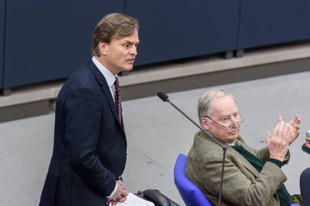 News Bilder des Tages Berlin, Bundestagsdebatte zum Verfassungschutz Deutschland, Berlin - 05 04 2019: Im Bild sind Bernd Baumann (Parlamentarischer Geschäftsführer der AfD-Bundestagsfraktion) und Alexander Gauland (Fraktionsvorsitzender der Bundestagsfraktion der AFD) während der Debatte im Bundestag zum Verfassungsschutz des Bundes zu sehen. Berlin Bundestag Berlin Deutschland