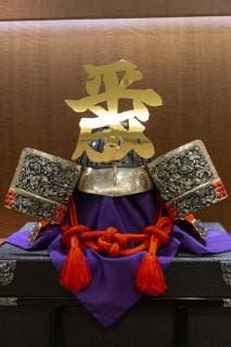 April 5, 2019 - Tokyo, Japan - An ornamental samurai helmet Kabuto decorated with a pure gold made imperial era name Heisei goes on sale in Tokyo. Japan s jeweler Tanaka Kikinzoku Jewelry is selling a pure 24K gold made Heisei-era calligraphy on a pure silver made samurai helmet, weighing 400g and priced 6,000,000 yen (approx. US$ 53,691) at their Ginza shop, to celebrate the Heisei Era ending with the abdication of the Emperor Akihito next April 30. Tokyo Japan - ZUMAm191 20190405_zap_m191_009 Copyright: xRodrigoxReyesxMarinx