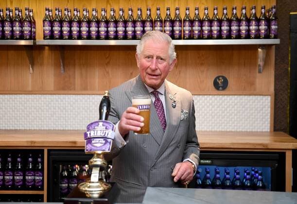 Entertainment Themen der Woche KW14 Entertainment Bilder des Tages Le prince Charles, prince de Galles visite officielle à la brasserie St Austell. PAP03192162 ST AUSTELL, ENGLAND - APRIL 05: Prince Charles, Prince of Wales laughs as he makes an official visit to St Austell Brewery on April 05, 2019 in St Austell, England. 237450 2019-04-05 St Austell Royaume Uni Prince Charles de Galles (Angleterre)  Copyright: xPapixsx xStarfacex STAR_237450_026