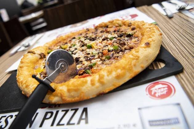 Pizza Chicken Supreme mariniertes - gegrilltes Haenchenfleisch mit Rinderpeperoniwurst, Gemuese Mix und Kaeserand Pizzalieferant Restaurant Pizza Hut Lieferservice Logo Muenchen