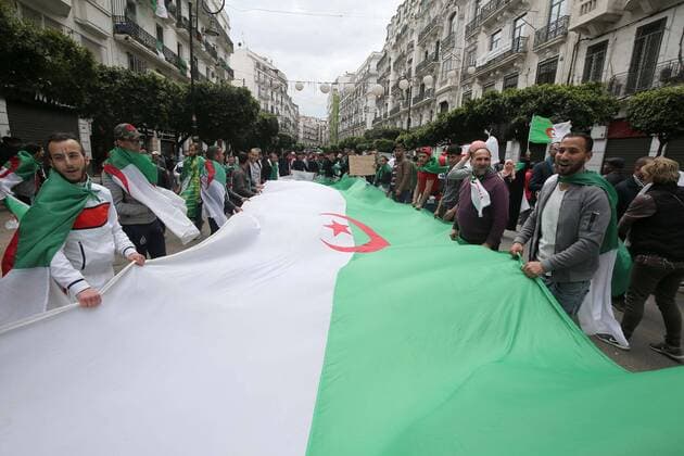 News Themen der Woche KW14 News Bilder des Tages April 5, 2019 - Algiers, Algeria - Algerians gather during an anti-government demonstration in the capital Algiers on April 5, 2019. - Algerians were gathered today for the first mass protests since the resignation of ailing president Abdelaziz Bouteflika, in a key test of whether the momentum for reform can be maintained. Opponents of the old regime have called for a massive turnout, targeting a triumvirate they dub the 3B -- Abdelakder Bensalah, Tayeb Belaiz and Prime Minister Noureddine Bedoui Algiers Algeria  - ZUMAn230 20190405_zaa_n230_229 Copyright: xBillalxBensalemx