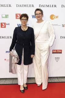 Verleihung 55. Grimme-Preis 2019 am Grimme-Institut in Marl - 55th Grimme Award 2019 - Frauke Gerlach mit Annegret Kramp-Karrenbauer;Verleihung 55. Grimme-Preis 2019 am Grimme-Institut in Marl - 55th Grimme Award 2019 -, Marl Nordrhein-Westphalen Deutschland Stadttheater Marl