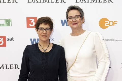 Verleihung 55. Grimme-Preis 2019 am Grimme-Institut in Marl - 55th Grimme Award 2019 - Frauke Gerlach mit Annegret Kramp-Karrenbauer;Verleihung 55. Grimme-Preis 2019 am Grimme-Institut in Marl - 55th Grimme Award 2019 -, Marl Nordrhein-Westphalen Deutschland Stadttheater Marl