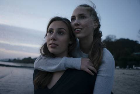IMAGO Creative, Jahreszeit Herbst, Ferien Germany, Hamburg, two teenage girls hugging on the beach at Elbe shore in the evening model released Symbolfoto  JOSF02898