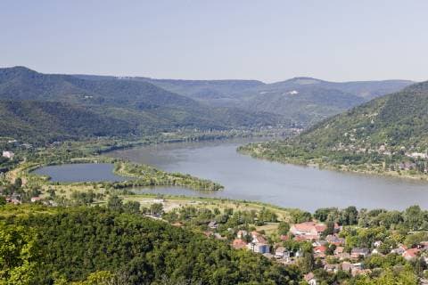 The bend of river Danube near Visegrad. The valley of the Danube is cutting through the hills of the western carpathian mountains in the north and the Pilis mountains in the south forming a bend of about 180 degrees. Europe, East Europe, Hungary,  Copyright: xMartinxZwickx EU13 MZW0089