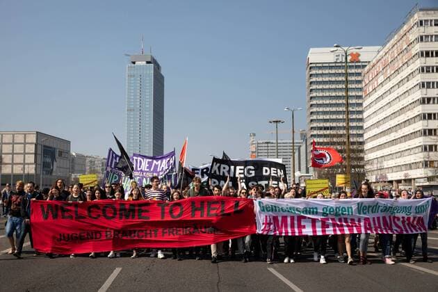 News Themen der Woche KW14 News Bilder des Tages Grossdemo Mietenwahnsinn Mehrere zehntausend Menschen protestieren in Berlin unter dem Motto Mietenwahnsinn stoppen . Die Demonstranten protestieren gegen steigende Mieten und Verdrängung. Im Rahmen der Demonstration beginnt auch die Unterschriftensammlung für das Volksbegehren Deutsche Wohnen & Co enteignen, das eine Enteignung von Immobilienfirmen die mehr als 3000 Wohnung in der Stadt besitzen fordert. Berlin Berlin Deutschland *** Large demonstration of rent madness Tens of thousands of people protest in Berlin under the motto Stop rent madness Demonstrators protest against rising rents and repression Within the framework of the demonstration, the collection of signatures for the petition for a referendum on German Housing Co-property that expropriates real estate companies that own more than 3,000 apartments in the city demands