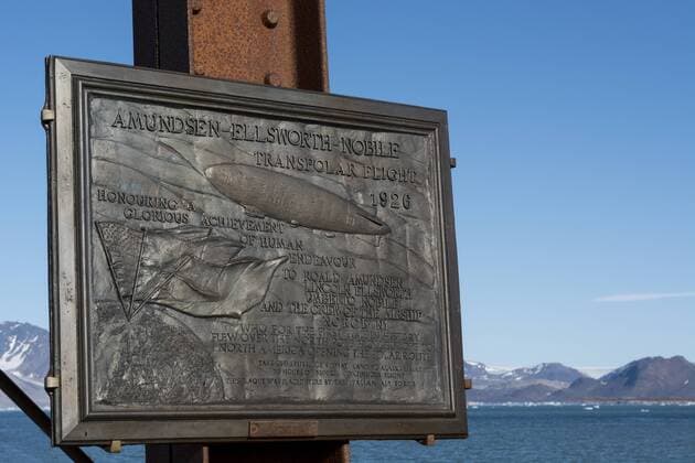 Norway, Barents Sea, Svalbard, Spitsbergen. Ny Alesund (aprox 79Â° N - 12Â° E) Amundsen-Ellsworth-Noble Transpolar Flight (1926) commemorative plaque on mooring tower.  Copyright: xCindyxMillerxHopkinsx EU21 CMI0885