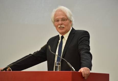 Der Journalist Thomas Roth, Vorsitzender des Lew Kopelews Forums redet am 07.04.2019 in Köln bei der Verleihung des Lew Kopolew Preis für Frieden und Menschenrechte 2019, der dieses Jahr an den Kapitän Claus Peter Reisch und die Dresdner Seenotrettungsinitiative Mission Lifeline e.V verliehen wurde.