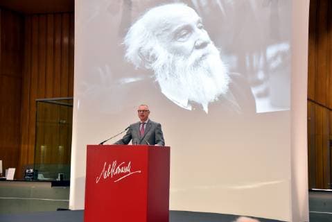 Chef der Kreissparkasse Köln Alexander Wüerst redet am 07.04.2019 in Köln bei der Verleihung des Lew Kopolew Preis für Frieden und Menschenrechte 2019, der dieses Jahr an den Kapitän Claus Peter Reisch und die Dresdner Seenotrettungsinitiative Mission Lifeline e.V verliehen wurde.