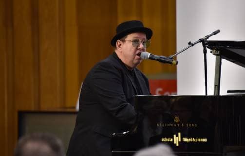 Der Sänger Sebastian Krumbiegel spielt und singt am Klavier am 07.04.2019 in Köln bei der Verleihung des Lew Kopolew Preis für Frieden und Menschenrechte 2019, der dieses Jahr an den Kapitän Claus Peter Reisch und die Dresdner Seenotrettungsinitiative Mission Lifeline e.V verliehen wurde.