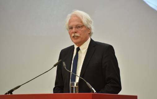 Der Journalist Thomas Roth, Vorsitzender des Lew Kopelews Forums redet am 07.04.2019 in Köln bei der Verleihung des Lew Kopolew Preis für Frieden und Menschenrechte 2019, der dieses Jahr an den Kapitän Claus Peter Reisch und die Dresdner Seenotrettungsinitiative Mission Lifeline e.V verliehen wurde.