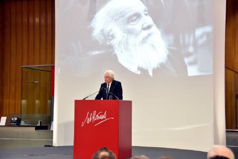 Der Journalist Thomas Roth, Vorsitzender des Lew Kopelews Forums redet am 07.04.2019 in Köln bei der Verleihung des Lew Kopolew Preis für Frieden und Menschenrechte 2019, der dieses Jahr an den Kapitän Claus Peter Reisch und die Dresdner Seenotrettungsinitiative Mission Lifeline e.V verliehen wurde.