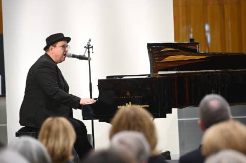 Der Sänger Sebastian Krumbiegel spielt und singt am Klavier am 07.04.2019 in Köln bei der Verleihung des Lew Kopolew Preis für Frieden und Menschenrechte 2019, der dieses Jahr an den Kapitän Claus Peter Reisch und die Dresdner Seenotrettungsinitiative Mission Lifeline e.V verliehen wurde.