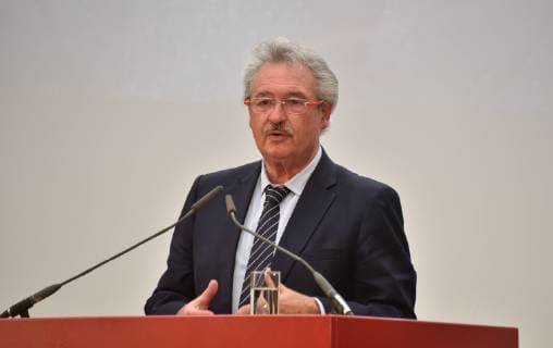 Luxemburgs Aussenminister Jean Asselborn redet am 07.04.2019 in Köln bei der Verleihung des Lew Kopolew Preis für Frieden und Menschenrechte 2019, der dieses Jahr an den Kapitän Claus Peter Reisch und die Dresdner Seenotrettungsinitiative Mission Lifeline e.V verliehen wurde.