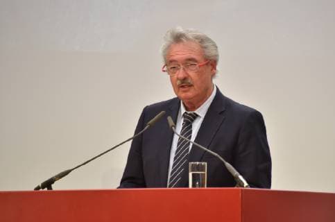 Luxemburgs Aussenminister Jean Asselborn redet am 07.04.2019 in Köln bei der Verleihung des Lew Kopolew Preis für Frieden und Menschenrechte 2019, der dieses Jahr an den Kapitän Claus Peter Reisch und die Dresdner Seenotrettungsinitiative Mission Lifeline e.V verliehen wurde.