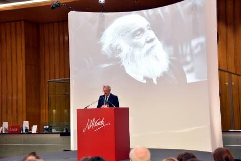 Luxemburgs Aussenminister Jean Asselborn redet am 07.04.2019 in Köln bei der Verleihung des Lew Kopolew Preis für Frieden und Menschenrechte 2019, der dieses Jahr an den Kapitän Claus Peter Reisch und die Dresdner Seenotrettungsinitiative Mission Lifeline e.V verliehen wurde.