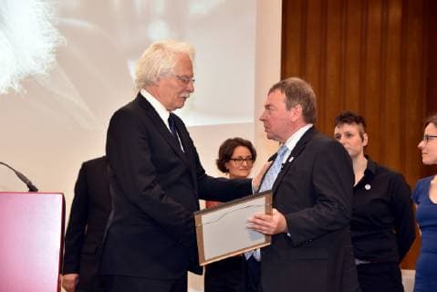 Journalist Thomas Roth (l) übergibt die Urkunde an die Preisträger Lifeline -Kapitän Claus-Peter Reisch und Mitarbeiter der Dresdner Seenotrettungsinitiative Mission Lifeline am 07.04.2019 in Köln bei der Verleihung des Lew Kopolew Preis für Frieden und Menschenrechte 2019, der dieses Jahr an den Kapitän Claus Peter Reisch und die Dresdner Seenotrettungsinitiative Mission Lifeline e.V verliehen wurde.