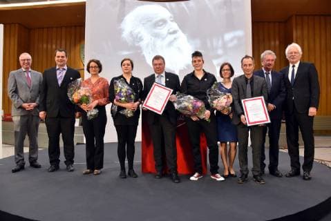 Chef der Kreissparkasse Köln Alexander Wüerst (l) Lifeline -Kapitän Claus-Peter Reisch (5.v.l.) Preisträger Mitarbeiter der Dresdner Seenotrettungsinitiative Mission Lifeline und Luxemburgs Aussenminister Jean Asselborn (2.v.r) Journalist Thomas Roth (.r.) am 07.04.2019 in Köln bei der Verleihung des Lew Kopolew Preis für Frieden und Menschenrechte 2019, der dieses Jahr an den Kapitän Claus Peter Reisch und die Dresdner Seenotrettungsinitiative Mission Lifeline e.V verliehen wurde.