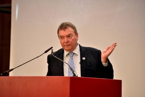 Der Preisträger Lifeline -Kapitän Claus-Peter Reisch am 07.04.2019 in Köln bei der Verleihung des Lew Kopolew Preis für Frieden und Menschenrechte 2019, der dieses Jahr an den Kapitän Claus Peter Reisch und die Dresdner Seenotrettungsinitiative Mission Lifeline e.V verliehen wurde.