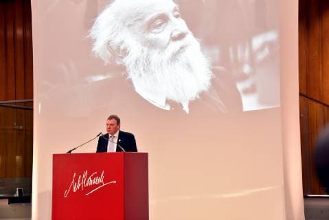 Der Preisträger Lifeline -Kapitän Claus-Peter Reisch am 07.04.2019 in Köln bei der Verleihung des Lew Kopolew Preis für Frieden und Menschenrechte 2019, der dieses Jahr an den Kapitän Claus Peter Reisch und die Dresdner Seenotrettungsinitiative Mission Lifeline e.V verliehen wurde.