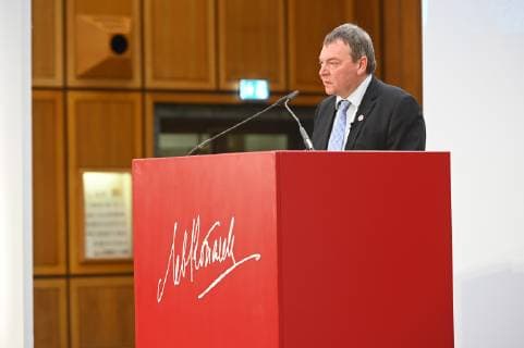 Der Preisträger Lifeline -Kapitän Claus-Peter Reisch am 07.04.2019 in Köln bei der Verleihung des Lew Kopolew Preis für Frieden und Menschenrechte 2019, der dieses Jahr an den Kapitän Claus Peter Reisch und die Dresdner Seenotrettungsinitiative Mission Lifeline e.V verliehen wurde.