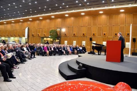 Der Preisträger Lifeline -Kapitän Claus-Peter Reisch am 07.04.2019 in Köln bei der Verleihung des Lew Kopolew Preis für Frieden und Menschenrechte 2019, der dieses Jahr an den Kapitän Claus Peter Reisch und die Dresdner Seenotrettungsinitiative Mission Lifeline e.V verliehen wurde.