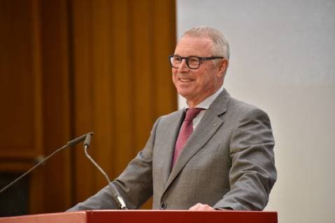 Chef der Kreissparkasse Köln Alexander Wüerst redet am 07.04.2019 in Köln bei der Verleihung des Lew Kopolew Preis für Frieden und Menschenrechte 2019, der dieses Jahr an den Kapitän Claus Peter Reisch und die Dresdner Seenotrettungsinitiative Mission Lifeline e.V verliehen wurde.