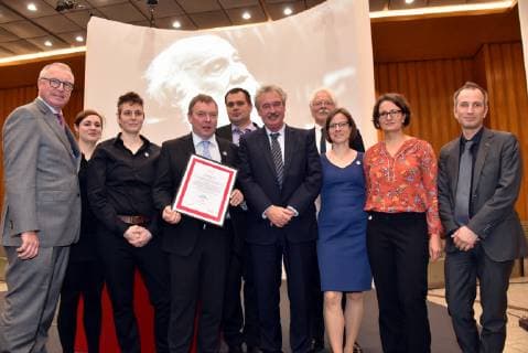 News Bilder des Tages Chef der Kreissparkasse Köln Alexander Wüerst (l) Preisträger der Dresdner Seenotrettungsinitiative Mission Lifeline , Preisträger Lifeline -Kapitän Claus-Peter Reisch (4.v.l.) und Luxemburgs Aussenminister Jean Asselborn (6.v.l.) und Preisträger Mitarbeiter der Dresdner Seenotrettungsinitiative Mission Lifeline , am 07.04.2019 in Köln bei der Verleihung des Lew Kopolew Preis für Frieden und Menschenrechte 2019, der dieses Jahr an den Kapitän Claus Peter Reisch und die Dresdner Seenotrettungsinitiative Mission Lifeline e.V verliehen wurde.