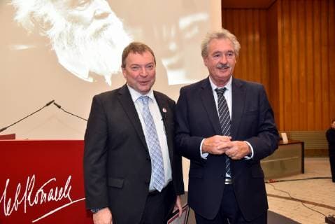 Preisträger Lifeline -Kapitän Claus-Peter Reisch , l-r, und Luxemburgs Aussenminister Jean Asselborn am 07.04.2019 in Köln bei der Verleihung des Lew Kopolew Preis für Frieden und Menschenrechte 2019, der dieses Jahr an den Kapitän Claus Peter Reisch und die Dresdner Seenotrettungsinitiative Mission Lifeline e.V verliehen wurde.