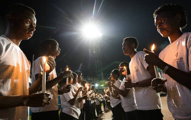 News Bilder des Tages Illustration picture shows young Rwandese with candles during a vigil service on the 25th anniversary of the Rwandan genocide at the Amahoro National Stadium in Kigali, the Republic of Rwanda, Sunday 07 April 2019. During the Rwandan genocide between 500000 and 1 million Tutsi where killed by the Hutu government.  BENOITxDOPPAGNE 05564393