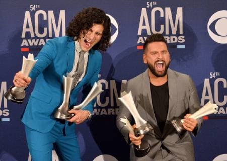 Entertainment Bilder des Tages Dan + Shay, winner of the award for Duo of the Year, appears backstage at the 54th annual Academy of Country Music Awards held at the MGM Grand Garden Arena in Las Vegas, Nevada on April 7, 2019. The show will broadcast live on CBS.  LAP20190407486 JIMxRUYMEN