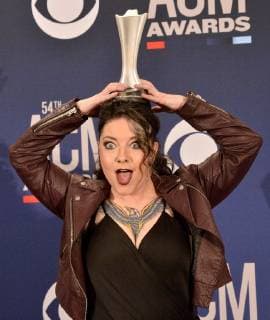Entertainment Bilder des Tages Ashley McBryde, winner of the award for New Female Artist of the Year, appears backstage at the 54th annual Academy of Country Music Awards held at the MGM Grand Garden Arena in Las Vegas, Nevada on April 7, 2019. The show will broadcast live on CBS.  LAP20190407525 JIMxRUYMEN