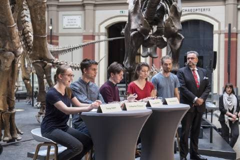 Schuelerinnen und Schueler der Bewegung Fridays for Future trugen am Montag (08.04.19) auf einer Pressekonferenz im Berliner Naturkundemuseum ihre Forderungen an die Politik vor. Foto vlnr.: Svenja Kannt, Sebastian Grieme, Linus Steinmetz, Sana Strahinjic, Tom Patzelt (alle Fridays for Future) und Johannes Christian Vogel, Generaldirektor des Berliner Museums fuer Naturkunde. Die Schueler- und Studenteninitiative Fridays for Future hat eine radikale Reduzierung der Treibhausgasemissionen bis 2035 gefordert. Um das sogenannte Nettonull-Ziel zu erreichen, muesse bis 2035 die Energieversorgung vollstaendig durch erneuerbare Energien erfolgen, heisst es in dem vorgestellten Forderungskatalog. (Siehe epd-Meldung vom 08.04.19) Fridays for Future legt Forderungskatalog vor
