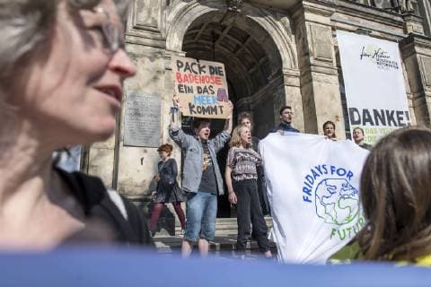 Schuelerinnen und Schueler der Bewegung Fridays for Future trugen am Montag (08.04.19) auf einer Pressekonferenz im Berliner Naturkundemuseum ihre Forderungen an die Politik vor. Foto: Vor dem Naturkundemuseum protestierten zeitgleich Schuelerinnen und Schueler.. Die Schueler- und Studenteninitiative Fridays for Future hat eine radikale Reduzierung der Treibhausgasemissionen bis 2035 gefordert. Um das sogenannte Nettonull-Ziel zu erreichen, muesse bis 2035 die Energieversorgung vollstaendig durch erneuerbare Energien erfolgen, heisst es in dem vorgestellten Forderungskatalog. (Siehe epd-Meldung vom 08.04.19) Fridays for Future legt Forderungskatalog vor