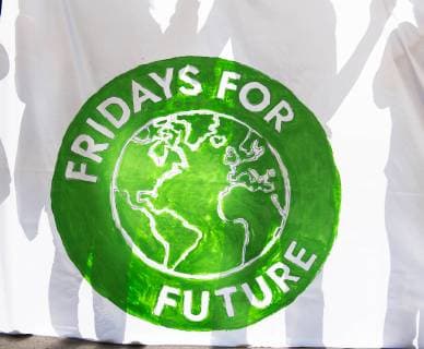 Schuelerinnen und Schueler der Bewegung Fridays for Future trugen am Montag (08.04.19) auf einer Pressekonferenz im Berliner Naturkundemuseum ihre Forderungen an die Politik vor. Foto: Vor dem Naturkundemuseum protestierten zeitgleich Schuelerinnen und Schueler. Die Schueler- und Studenteninitiative Fridays for Future hat eine radikale Reduzierung der Treibhausgasemissionen bis 2035 gefordert. Um das sogenannte Nettonull-Ziel zu erreichen, muesse bis 2035 die Energieversorgung vollstaendig durch erneuerbare Energien erfolgen, heisst es in dem vorgestellten Forderungskatalog. (Siehe epd-Meldung vom 08.04.19) Fridays for Future legt Forderungskatalog vor