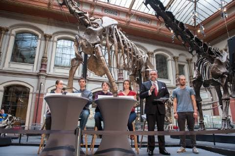 Schuelerinnen und Schueler der Bewegung Fridays for Future trugen am Montag (08.04.19) auf einer Pressekonferenz im Berliner Naturkundemuseum ihre Forderungen an die Politik vor. Foto v.l.: Svenja Kannt, Sebastian Grieme, Linus Steinmetz, Sana Strahinjic (alle Fridays for Future), Johannes Christian Vogel, Generaldirektor des Berliner Museums fuer Naturkunde und Tom Patzelt (Moderator Friays for Future). Die Schueler- und Studenteninitiative Fridays for Future hat eine radikale Reduzierung der Treibhausgasemissionen bis 2035 gefordert. Um das sogenannte Nettonull-Ziel zu erreichen, muesse bis 2035 die Energieversorgung vollstaendig durch erneuerbare Energien erfolgen, heisst es in dem vorgestellten Forderungskatalog. (Siehe epd-Meldung vom 08.04.19) Fridays for Future legt Forderungskatalog vor