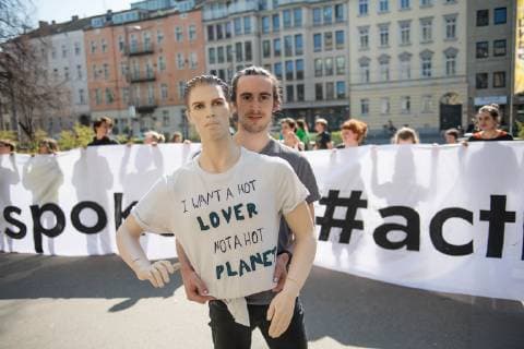 Schuelerinnen und Schueler der Bewegung Fridays for Future trugen am Montag (08.04.19) auf einer Pressekonferenz im Berliner Naturkundemuseum ihre Forderungen an die Politik vor. Foto: Vor dem Naturkundemuseum protestierten zeitgleich Schuelerinnen und Schueler.. Die Schueler- und Studenteninitiative Fridays for Future hat eine radikale Reduzierung der Treibhausgasemissionen bis 2035 gefordert. Um das sogenannte Nettonull-Ziel zu erreichen, muesse bis 2035 die Energieversorgung vollstaendig durch erneuerbare Energien erfolgen, heisst es in dem vorgestellten Forderungskatalog. (Siehe epd-Meldung vom 08.04.19) Fridays for Future legt Forderungskatalog vor