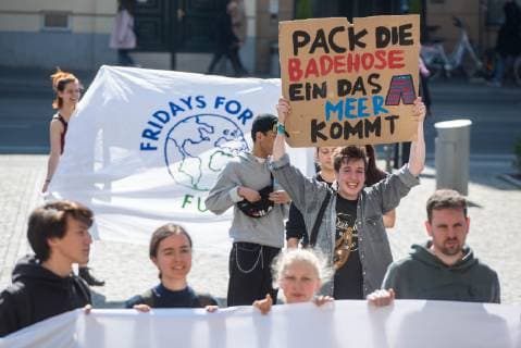 Schuelerinnen und Schueler der Bewegung Fridays for Future trugen am Montag (08.04.19) auf einer Pressekonferenz im Berliner Naturkundemuseum ihre Forderungen an die Politik vor. Foto: Vor dem Naturkundemuseum protestierten zeitgleich Schuelerinnen und Schueler.. Die Schueler- und Studenteninitiative Fridays for Future hat eine radikale Reduzierung der Treibhausgasemissionen bis 2035 gefordert. Um das sogenannte Nettonull-Ziel zu erreichen, muesse bis 2035 die Energieversorgung vollstaendig durch erneuerbare Energien erfolgen, heisst es in dem vorgestellten Forderungskatalog. (Siehe epd-Meldung vom 08.04.19) Fridays for Future legt Forderungskatalog vor