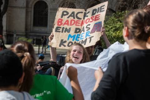 Schuelerinnen und Schueler der Bewegung Fridays for Future trugen am Montag (08.04.19) auf einer Pressekonferenz im Berliner Naturkundemuseum ihre Forderungen an die Politik vor. Foto: Vor dem Naturkundemuseum protestierten zeitgleich Schuelerinnen und Schueler.. Die Schueler- und Studenteninitiative Fridays for Future hat eine radikale Reduzierung der Treibhausgasemissionen bis 2035 gefordert. Um das sogenannte Nettonull-Ziel zu erreichen, muesse bis 2035 die Energieversorgung vollstaendig durch erneuerbare Energien erfolgen, heisst es in dem vorgestellten Forderungskatalog. (Siehe epd-Meldung vom 08.04.19) Fridays for Future legt Forderungskatalog vor