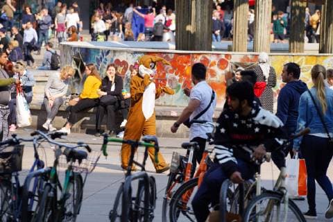 06.04.2019,Berlin,Deutschland,GER, ein Osterhase von C & A auf dem Alexanderplatz.