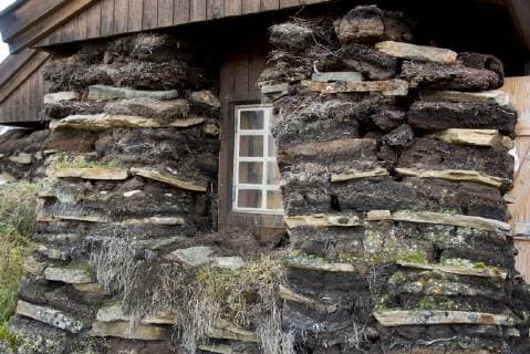 IMAGO Nature: Unsere Erde, Ressourcen, Torf Greenland, Qeqqata Municipality, Sisimiut (aka Holsteinsborg). Sisimiut Museum, The Turf House, c. 1993, recreation of historic Greenlandic turf home made using traditional stone & sod construction.  Copyright: xCindyxMillerxHopkinsx GR01 CMI0342