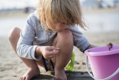 Little girl with bucket on the beach model released Symbolfoto  PSIF00221