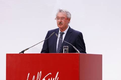 Jean Asselborn bei der Verleihung des Lew Kopelew Preis für Frieden und Menschenrechte 2019, der dieses Jahr an den Kapitän Claus-Peter Reisch und die Dresdner Seenotrettungsinitiative Mission Life e.V. verliehen wurde, in der Zentrale der Kreissparkasse Köln am Neumarkt. Köln, 07.04.2019