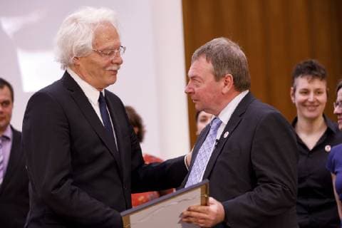Thomas Roth und Preisträger Claus-Peter Reisch bei der Verleihung des Lew Kopelew Preis für Frieden und Menschenrechte 2019, der dieses Jahr an den Kapitän Claus-Peter Reisch und die Dresdner Seenotrettungsinitiative Mission Life e.V. verliehen wurde, in der Zentrale der Kreissparkasse Köln am Neumarkt. Köln, 07.04.2019
