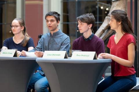FridaysForFuture PK Schülerinnen und Schüler der Bewegung Fridays for Future stellen auf einer Pressekonferenz im Berliner Naturkundemuseum ihre Forderungen an die Politik vor. Im Bild Svenja Kannt, Sebastian Grieme, Linus Steinmetz, Sana Strahinjic. Berlin Berlin Deutschland